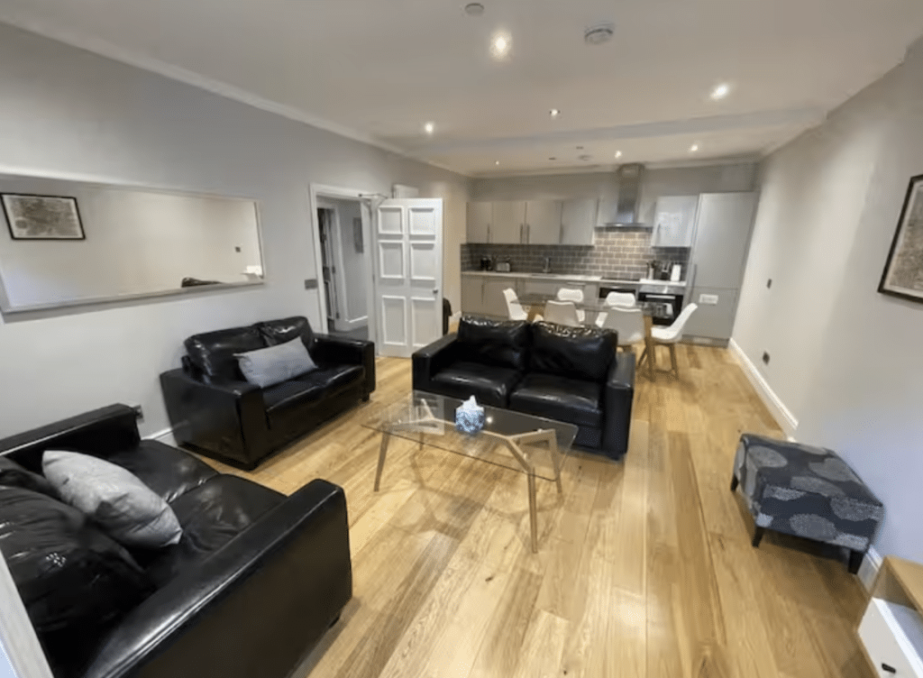 Queen Street, Flat A
