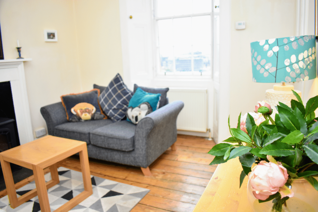 Castle Wynd North – Historic flat w Castle Views