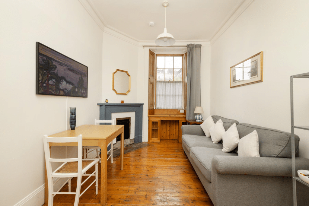 Castle Wynd North – 1BD Castle View on Royal Mile