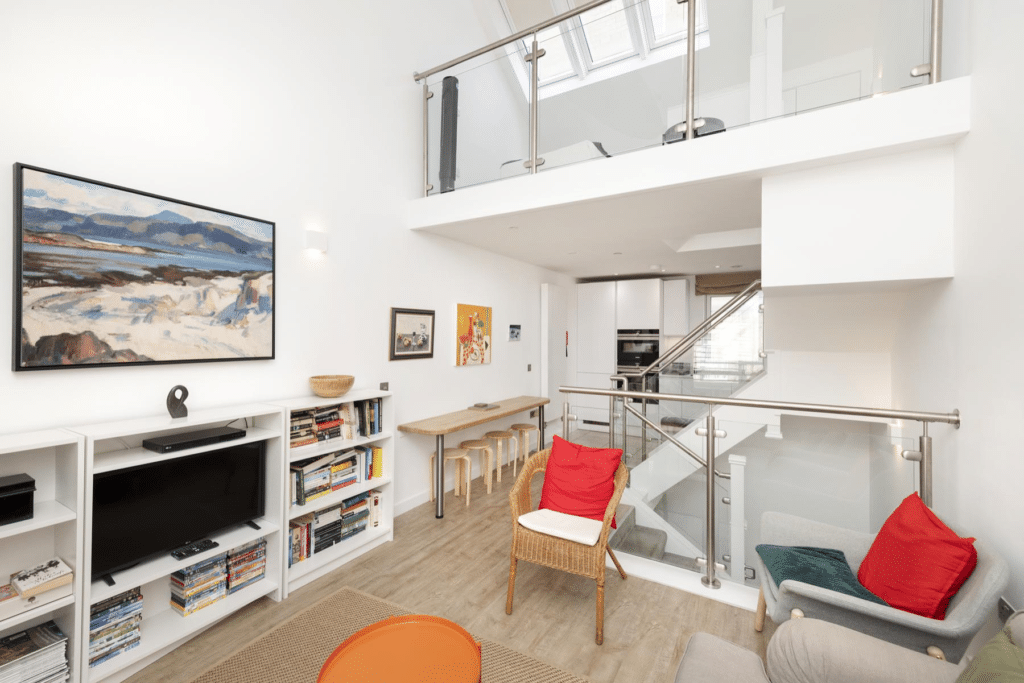 Broughton St Ln – Modern house near the Playhouse!