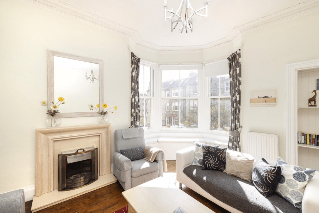 Montgomery – Cosy corner flat off Leith walk
