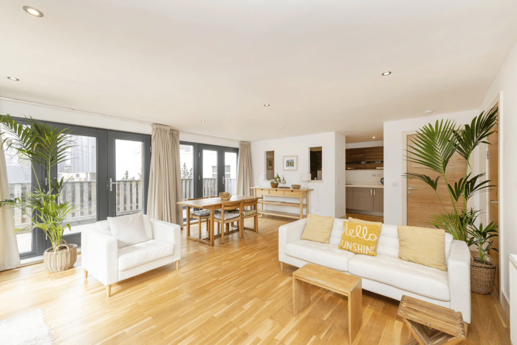 Warriston Rd – Bright Edinburgh Hideaway w Garden & Parking
